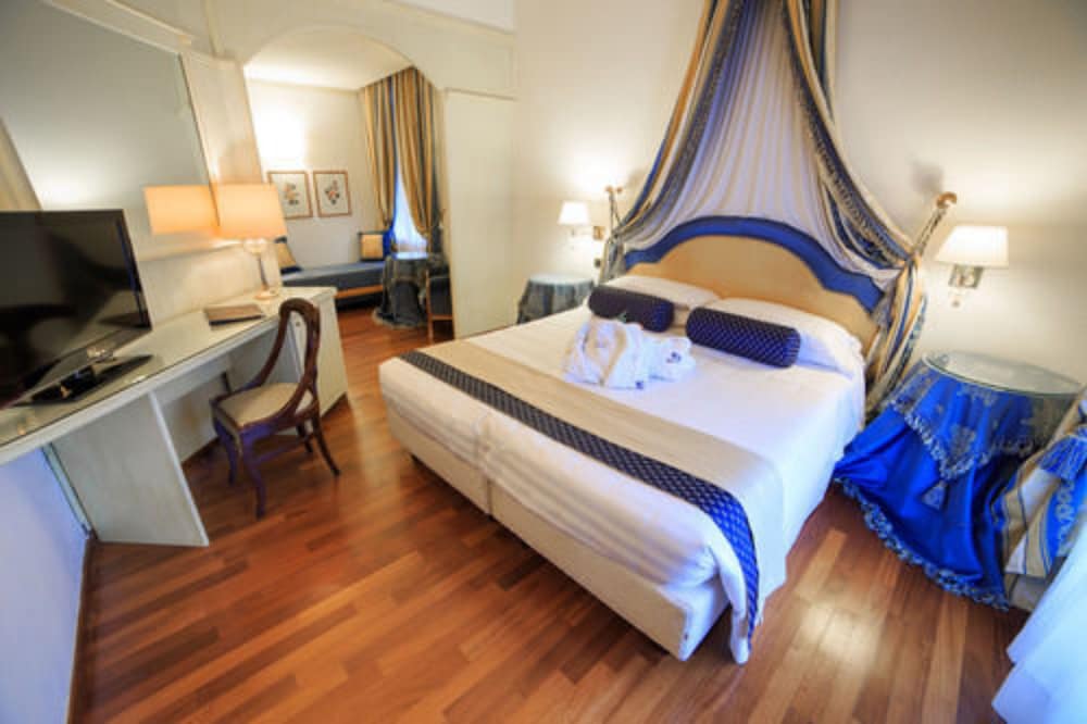 Hotel Jolanda 11/50