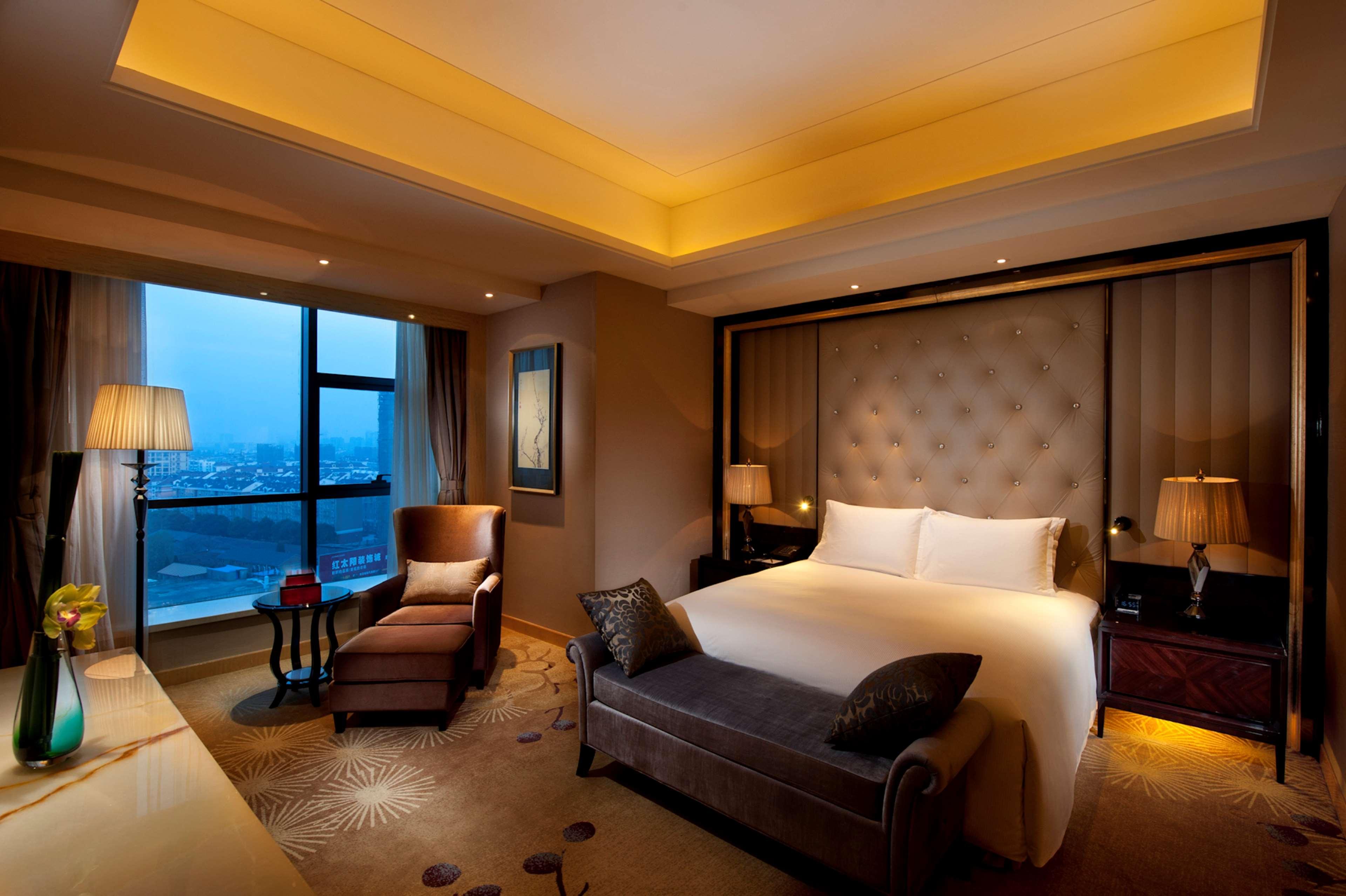 DELUXE, SUITE, KING BED, LOUNGE ACCESS