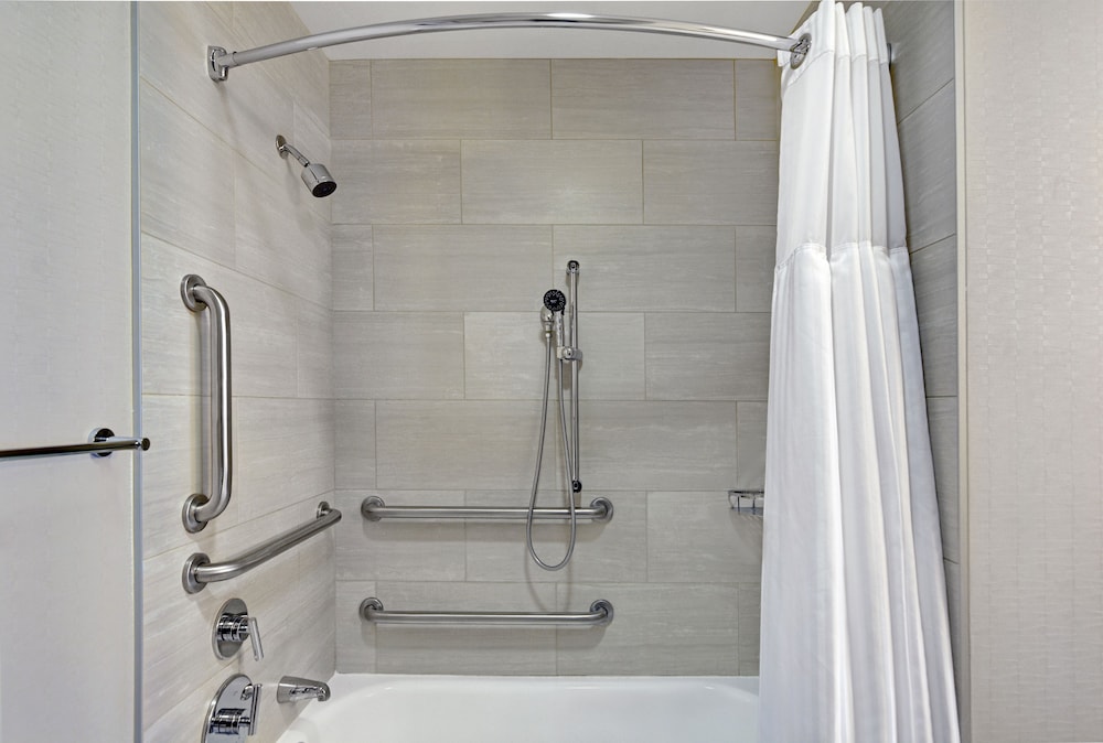 Embassy Suites by Hilton Chicago Downtown River North 25/78