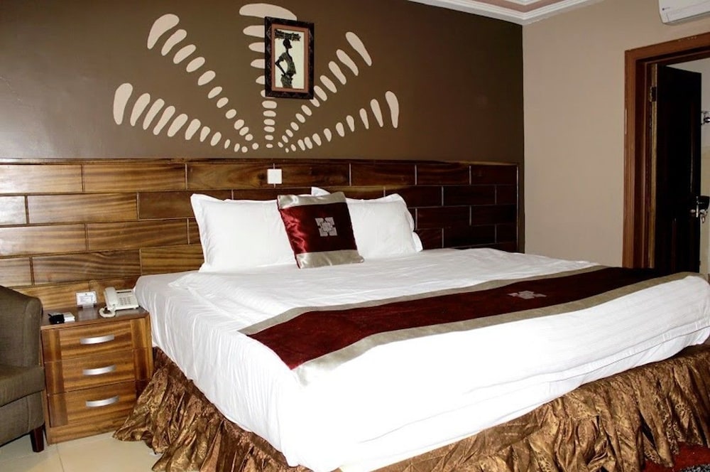 Airport West Hotel 29/75