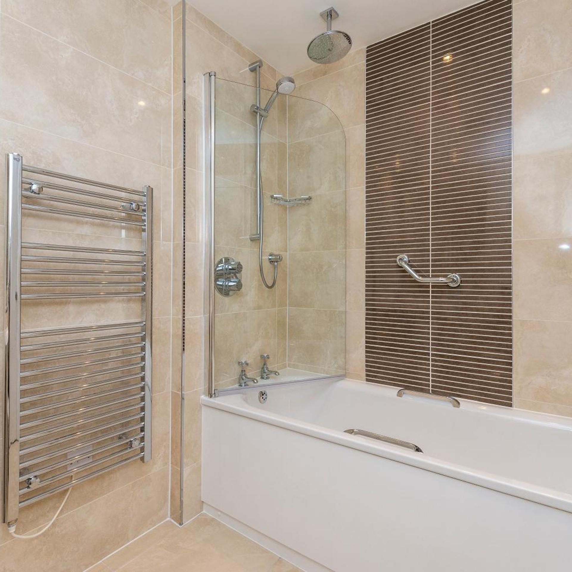 Feature, Double Bed، Macdonald Inchyra Hotel Spa 3/3