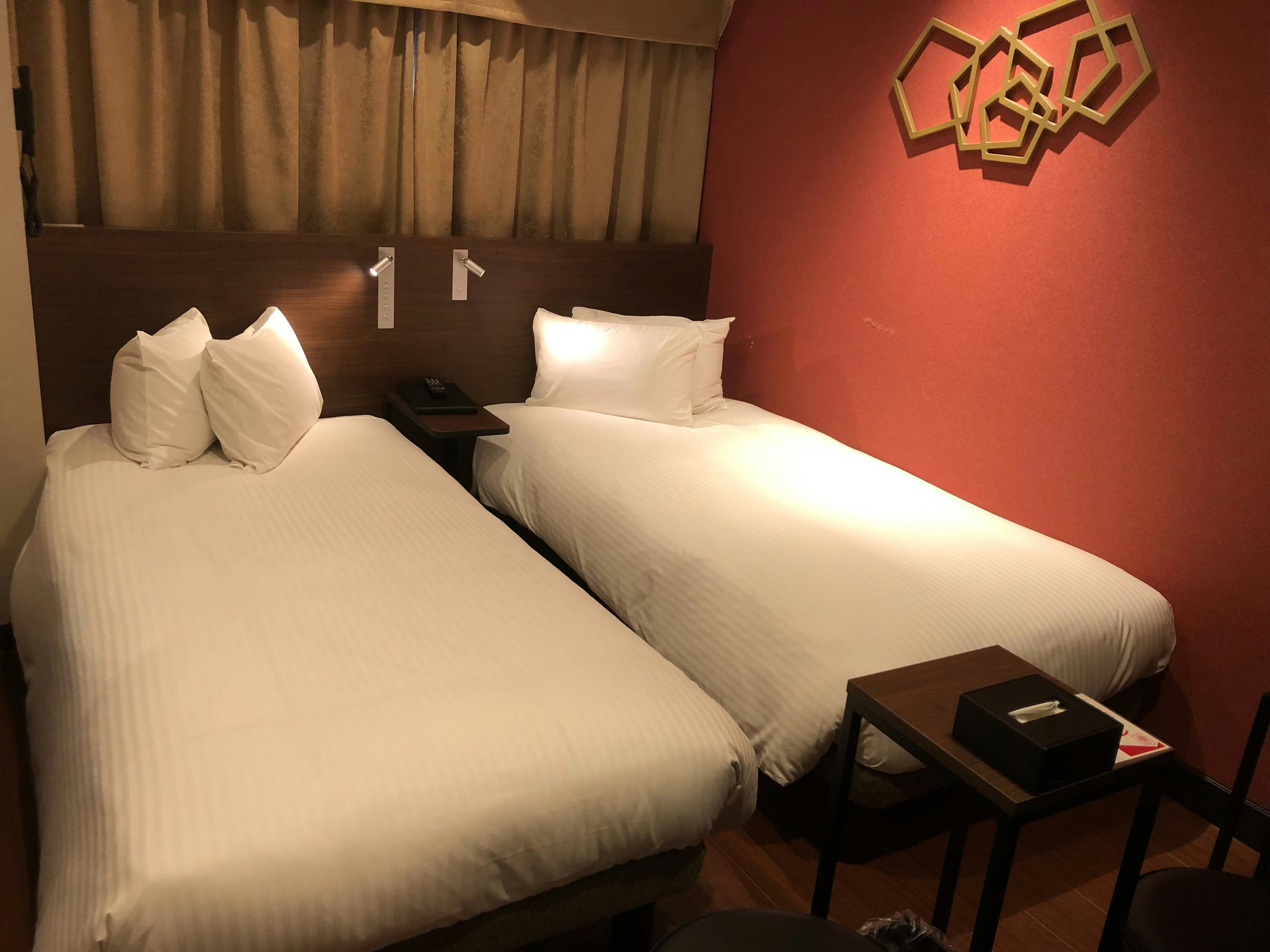 ROOM, TWIN BEDS