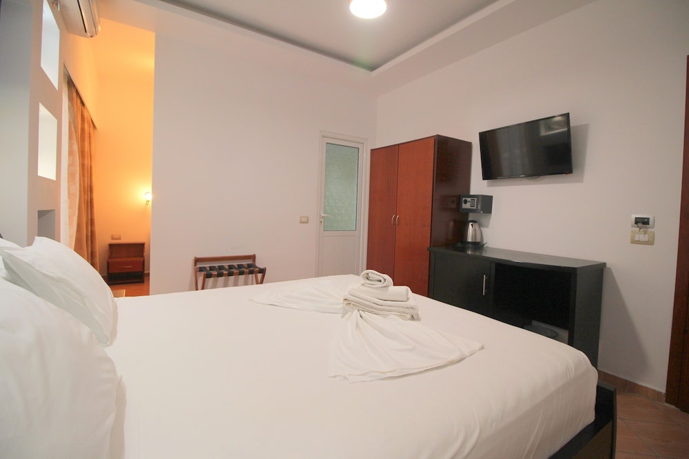 DELUXE, TRIPLE, SEA VIEW