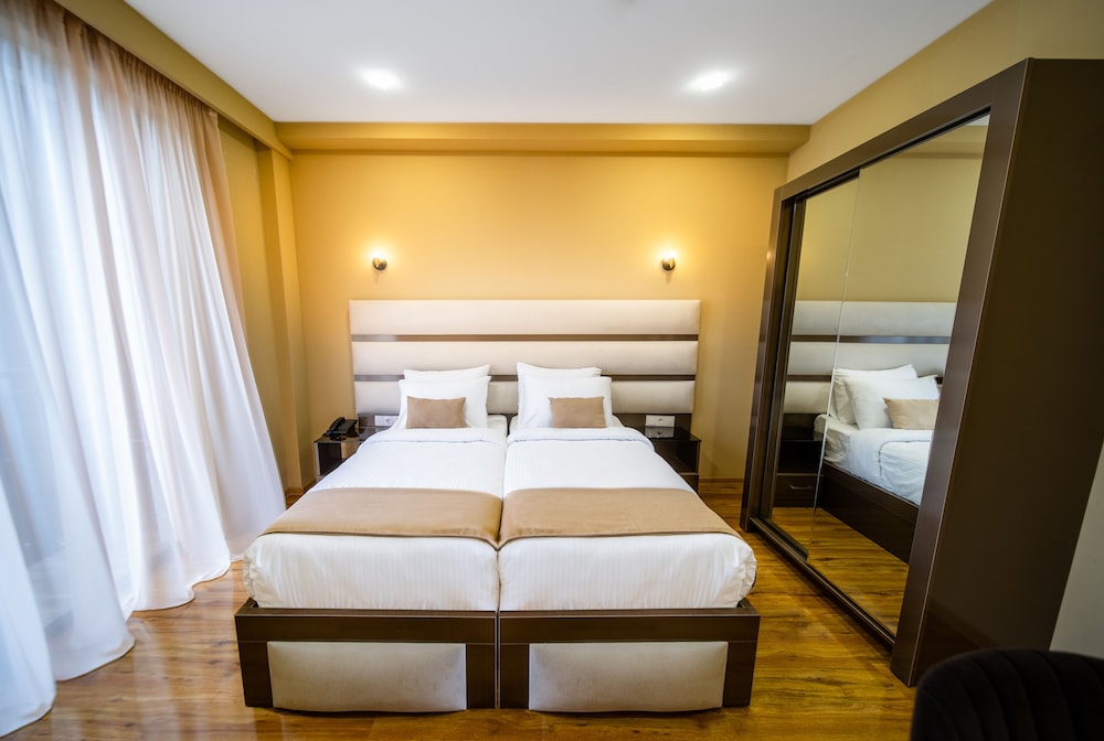 ROOM, DOUBLE OR TWIN BED, CITY VIEW