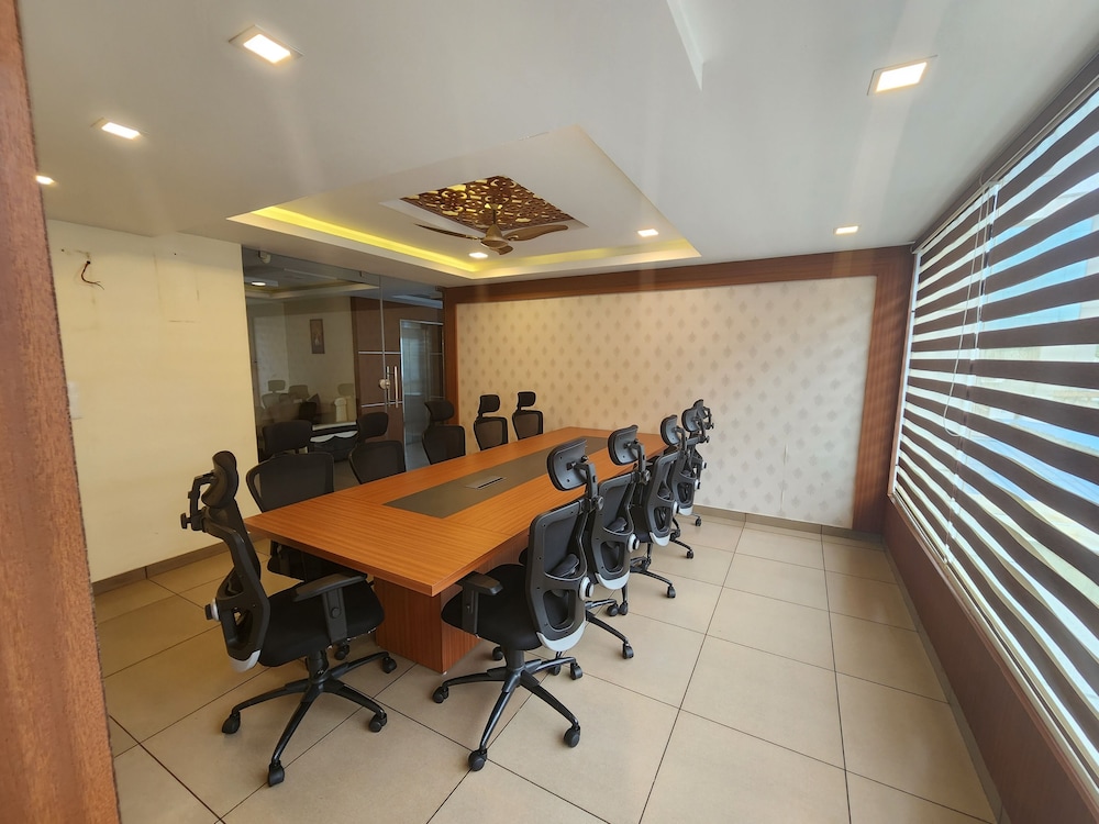 The Crescent Suites 28/33