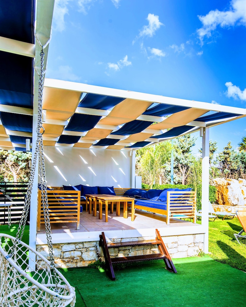 Yiannis Manos Hotel Resort 40/50