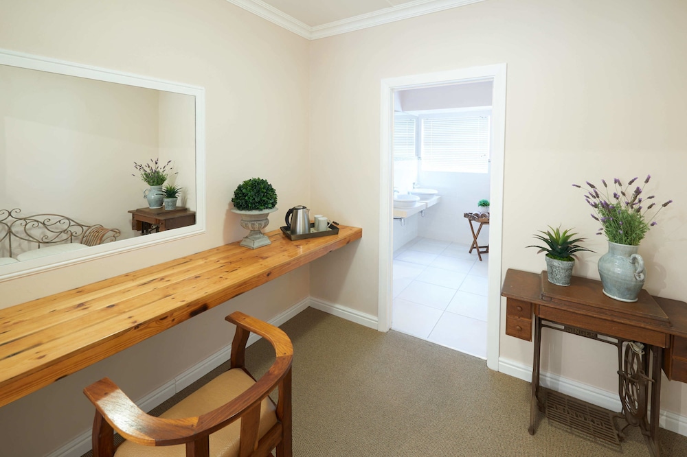 Outeniqua Inn 25/26