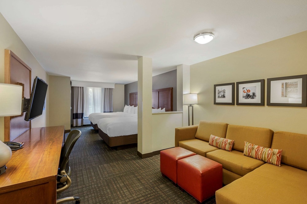 Comfort Suites Loveland 32/48