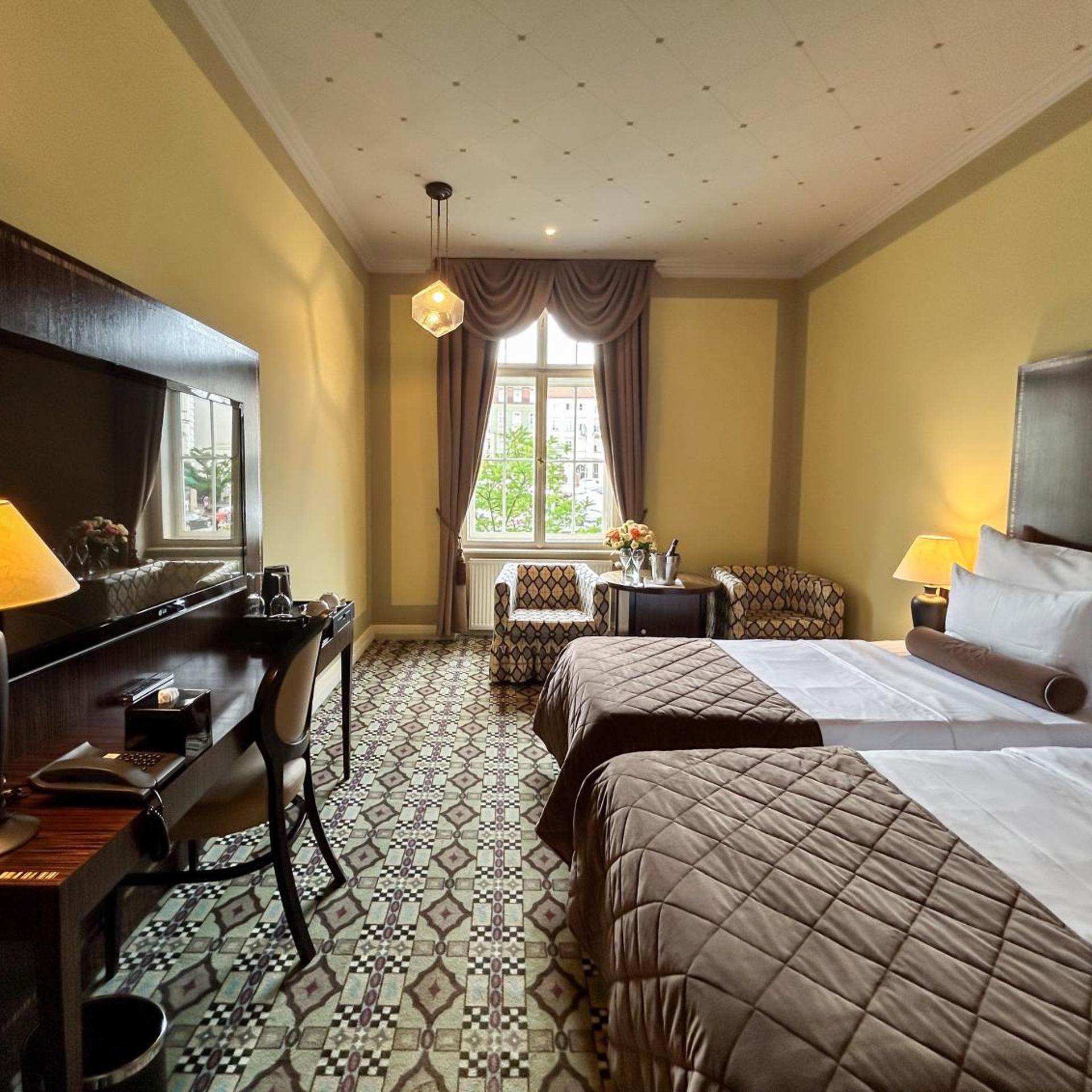 DELUXE, TWIN BEDS
