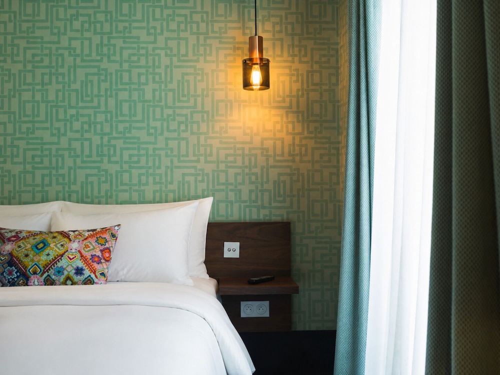L Hotel 23/70