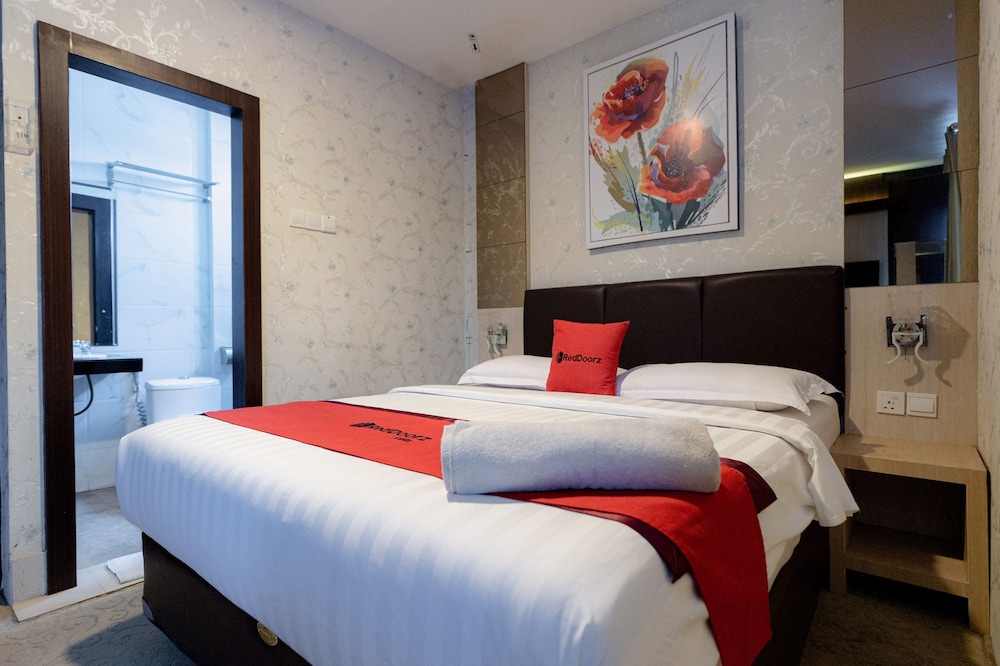 RedDoorz Premium near Grand Batam Mall 10/50