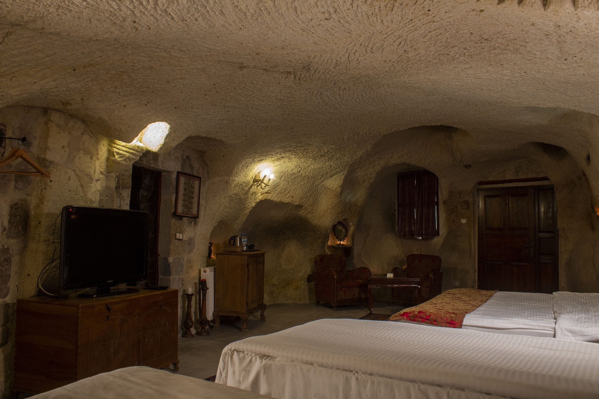 CAVE, KING BED