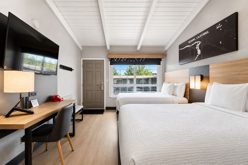 Deluxe, 2 Queen Beds, Pool View, Thunderbird Lodge 4/9