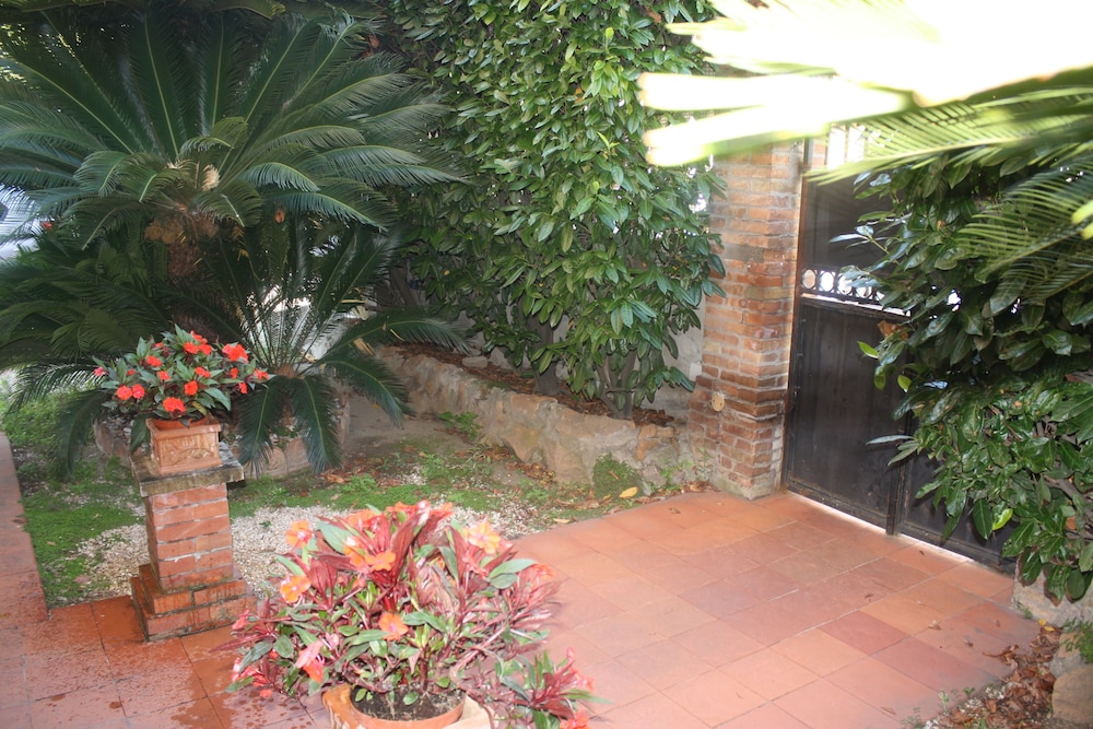 St John Villa B B 45/49