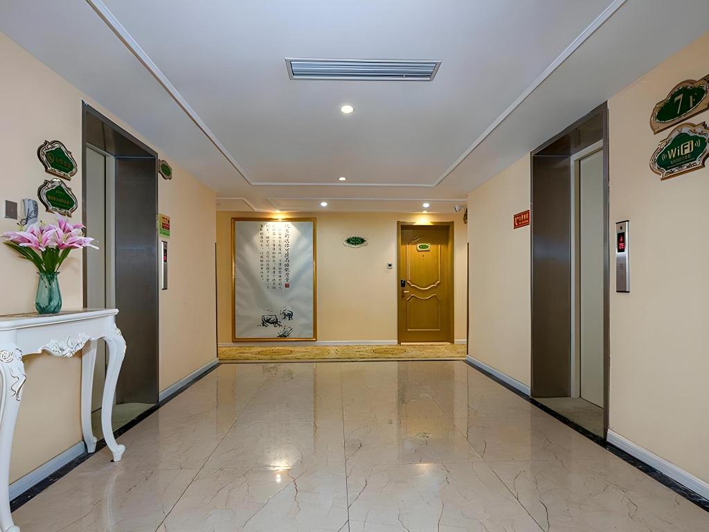 Vienna 3 Best Hotel (inan Changqing University Town) 3/17