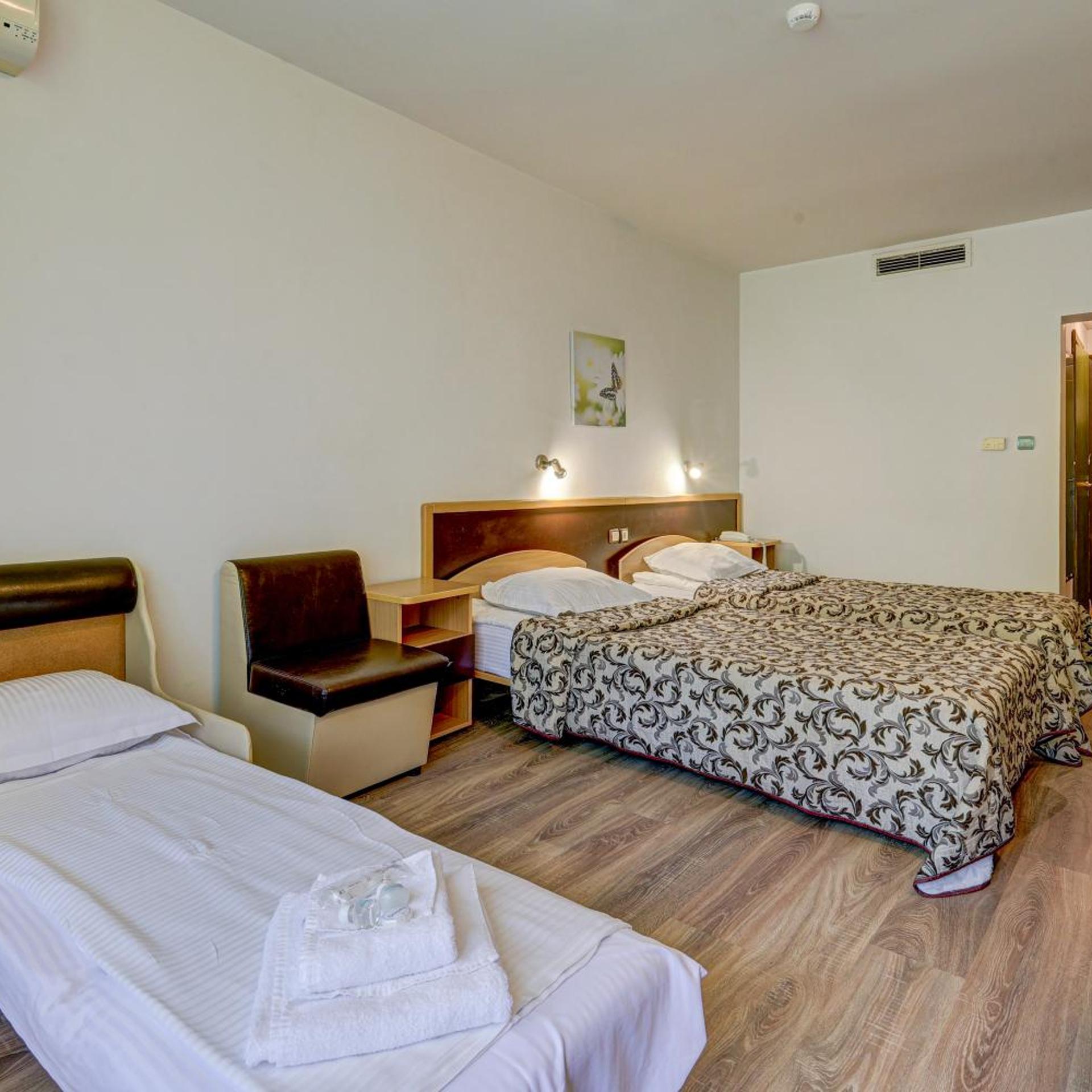 غرفة بسرير مزدوج مع سرير إضافي، Hotel Shipka 4/10