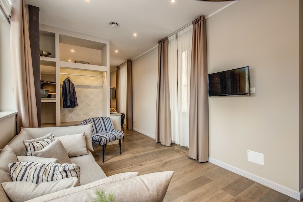 Hotel 87 Eighty-seven 58/72