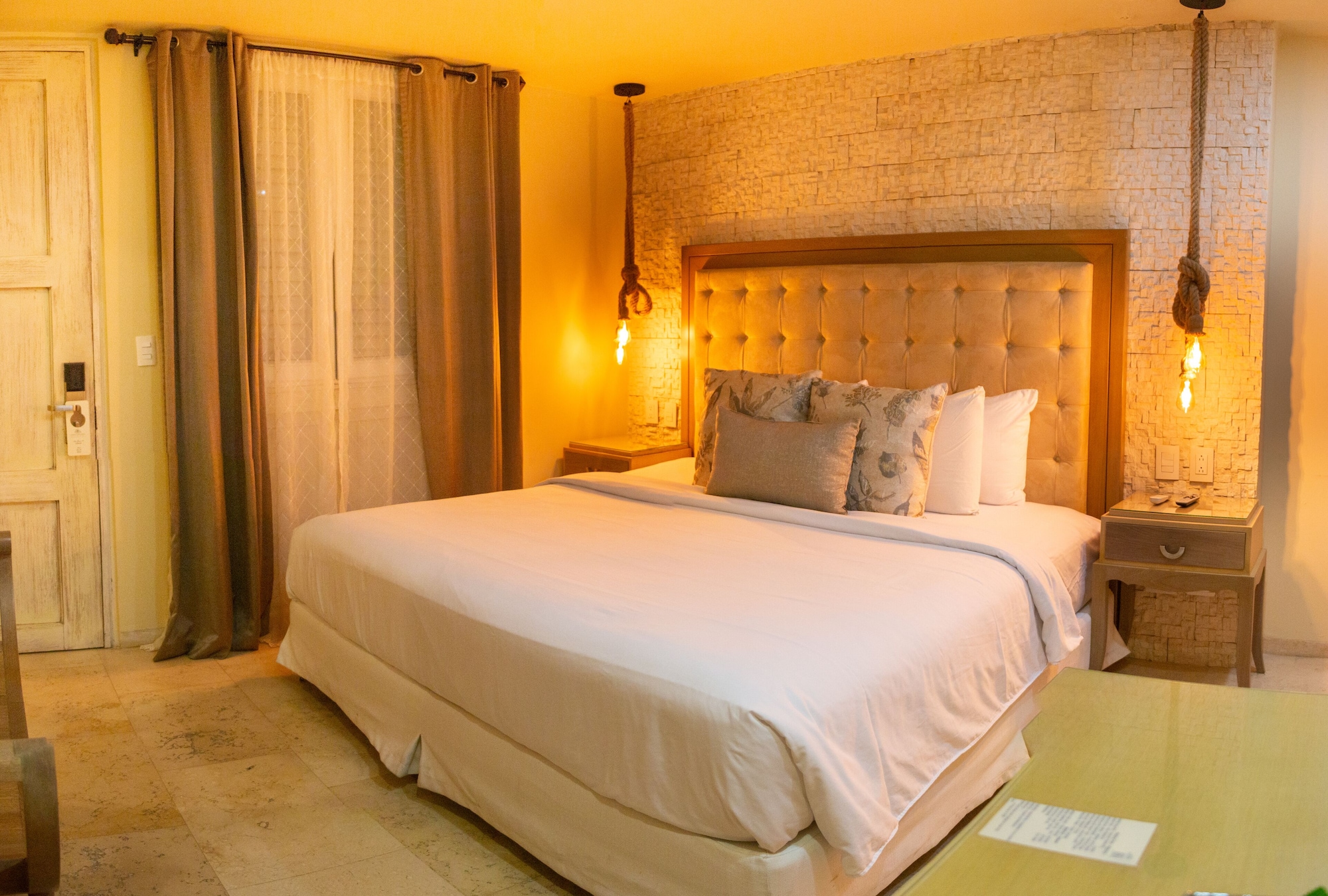 DELUXE, DOUBLE BED