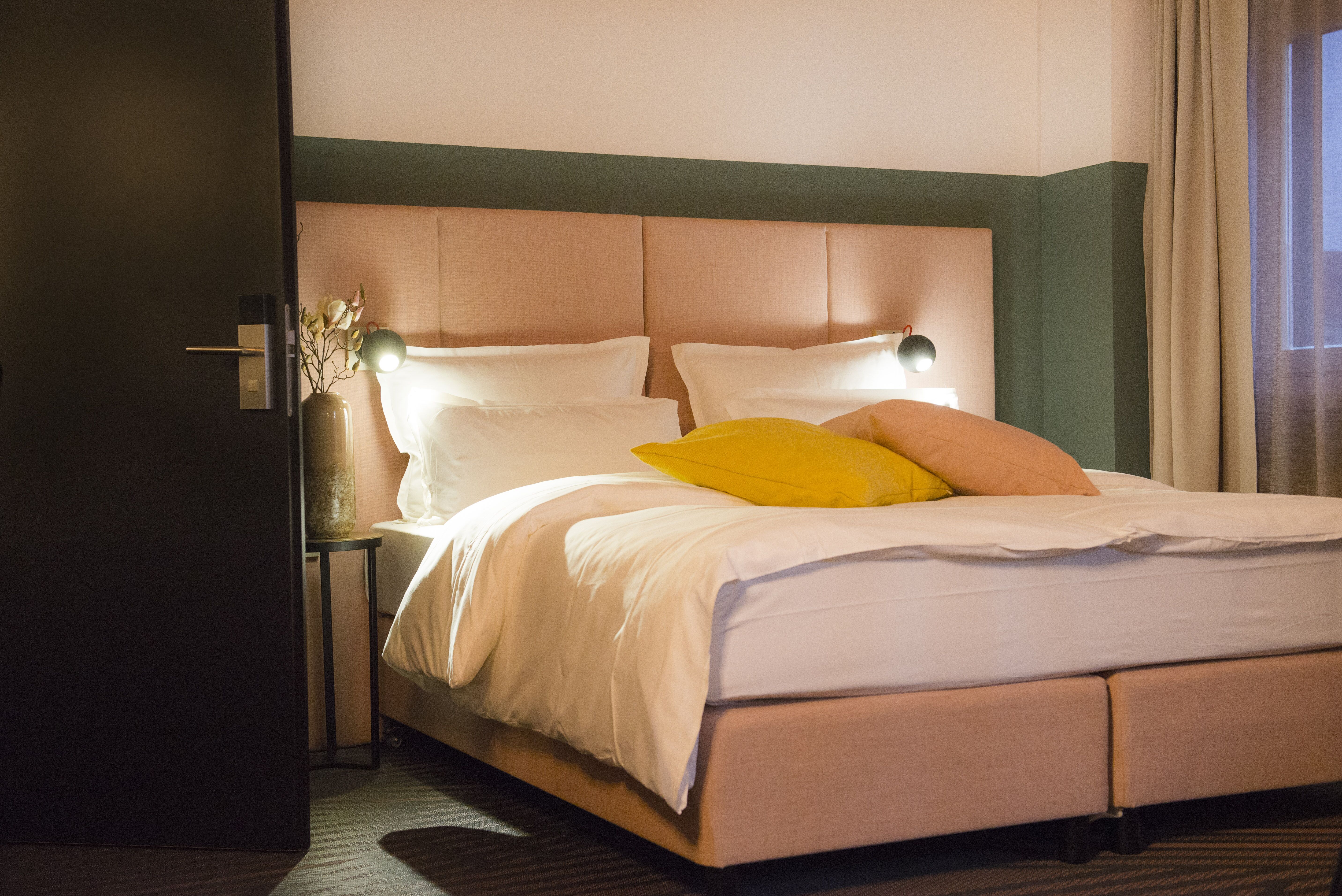 ROOM, DOUBLE BED