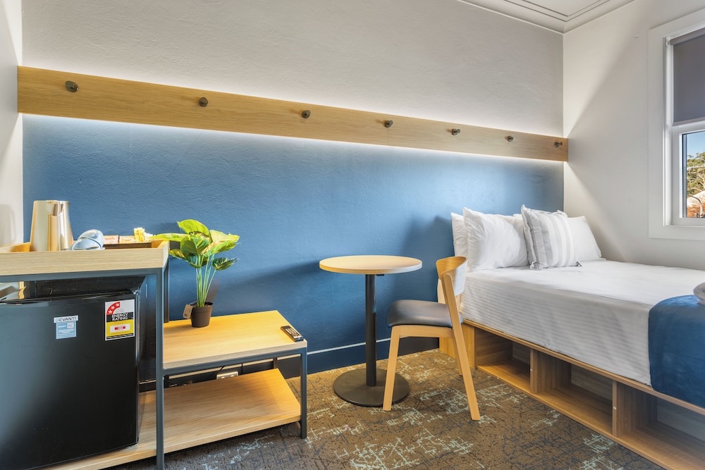 CLASSIC, QUEEN BED, SHARED BATHROOM