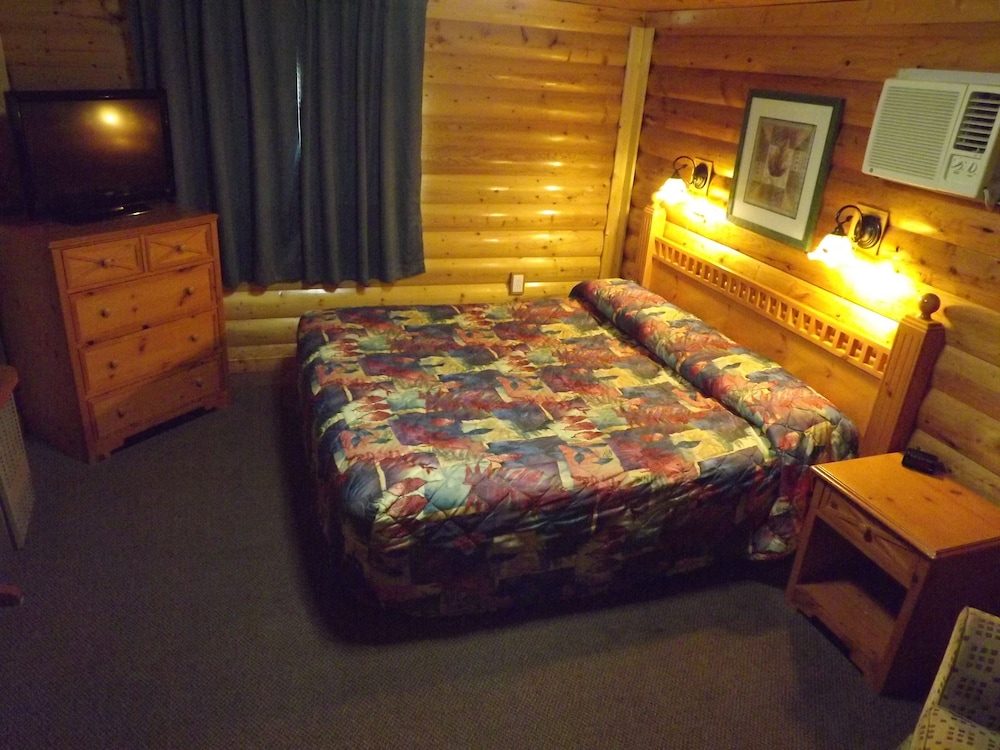 Z Bar Cabins and Motel 16/43