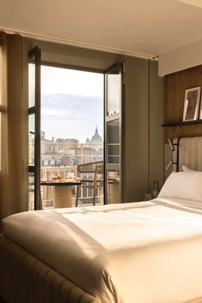 SIGNATURE, EIFFEL VIEW, TERRACE