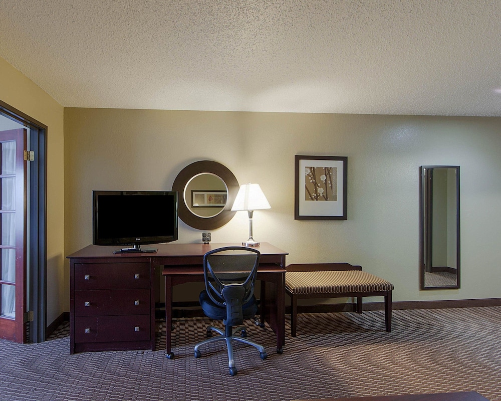 Quality Suites Addison-Dallas 38/42
