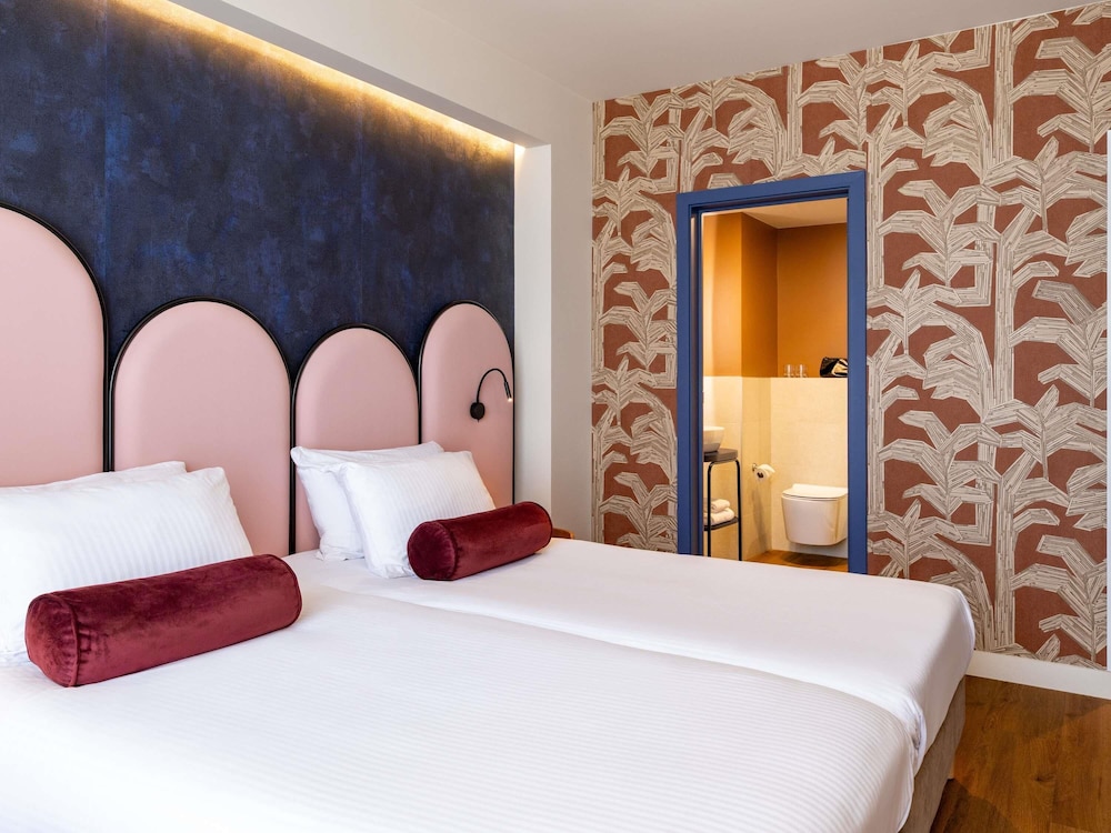 Classic, Twin Beds