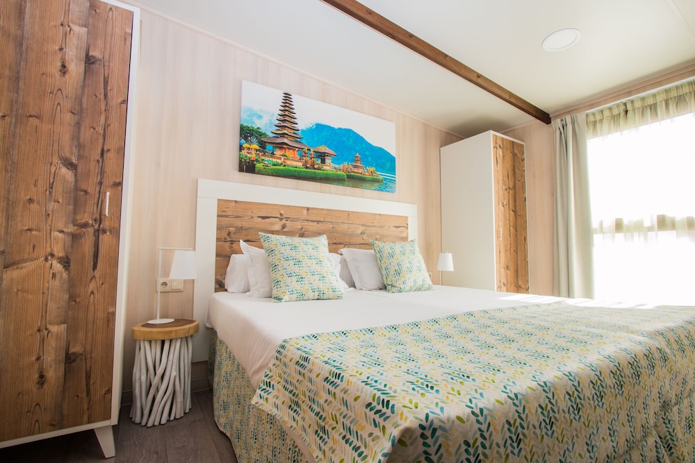 Magic Natura Animal, Water Park & Polynesian Lodge Resort 9/31