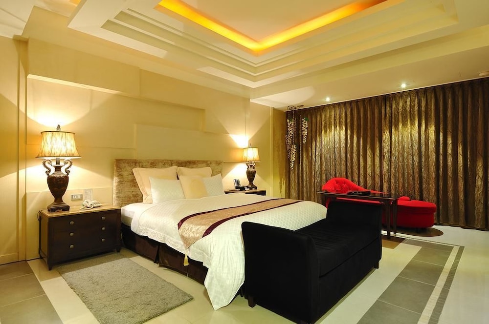 EXCLUSIVE, KING BED, JETTED TUB