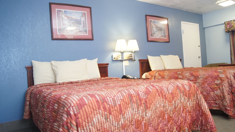 Holiday Lodge And Suites 15/46