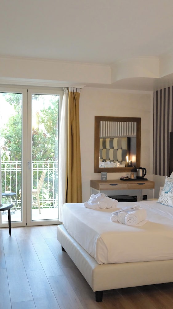 Deluxe, Double Bed