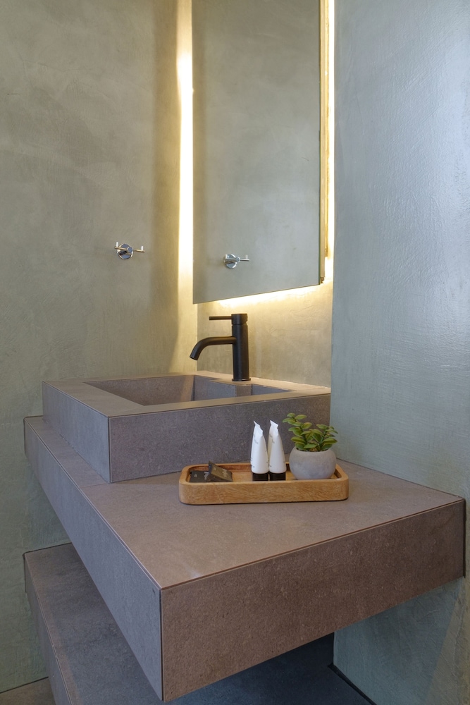 Athens Version Luxury Suites 7/70