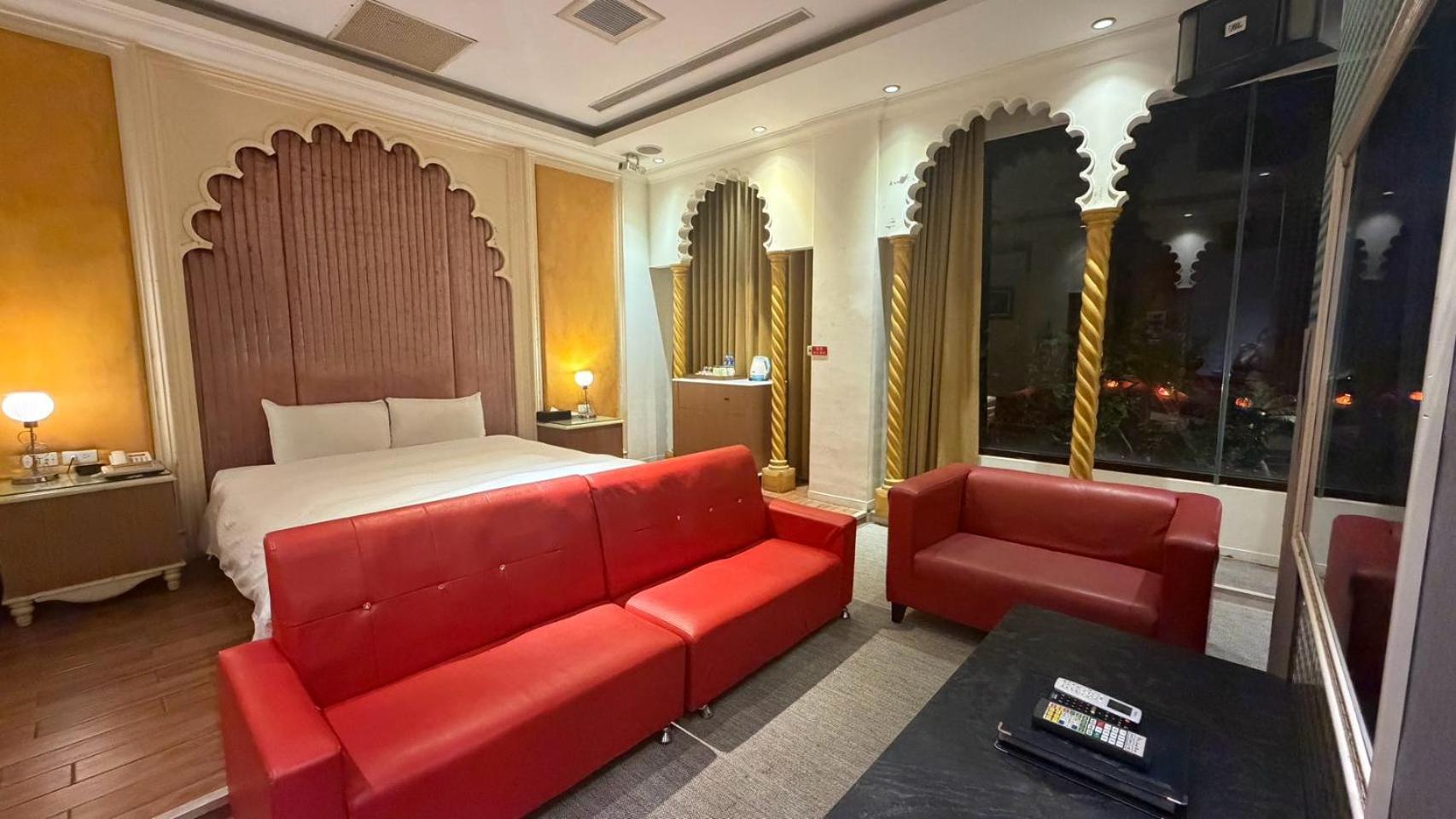 Pool, Suite, Building a