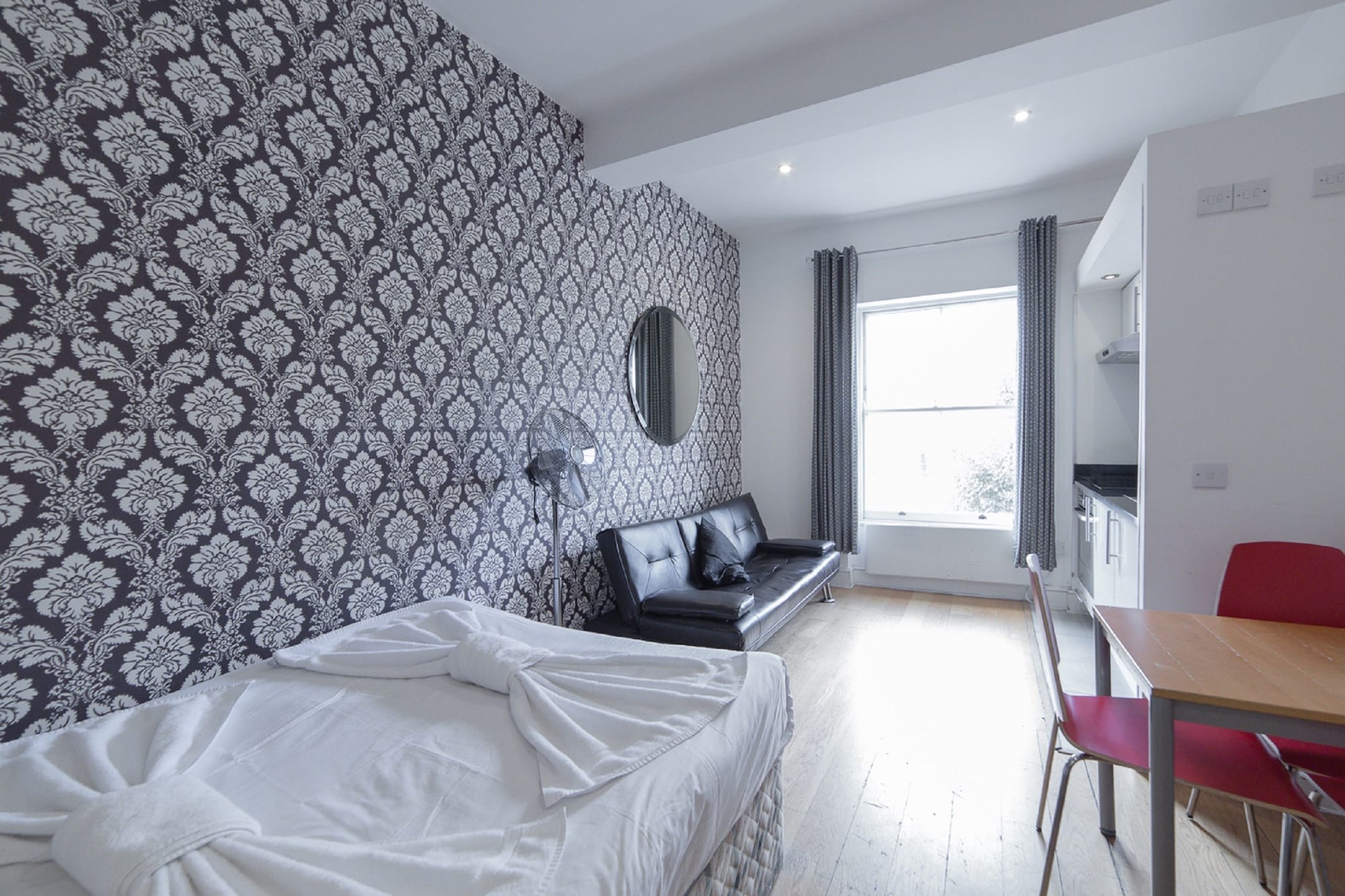 استوديو ديلوكس بسرير مزدوج مع أريكة بمطبخ، Hyde Park Superior Apartments 2/7