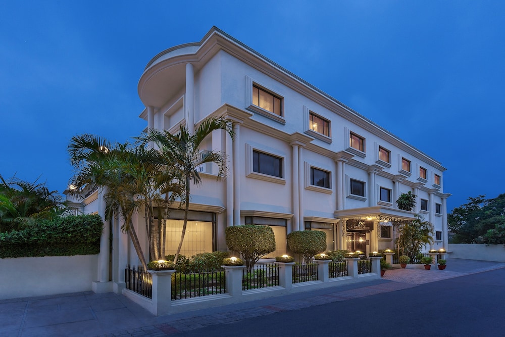 La Place Sarovar Portico Lucknow 1/55