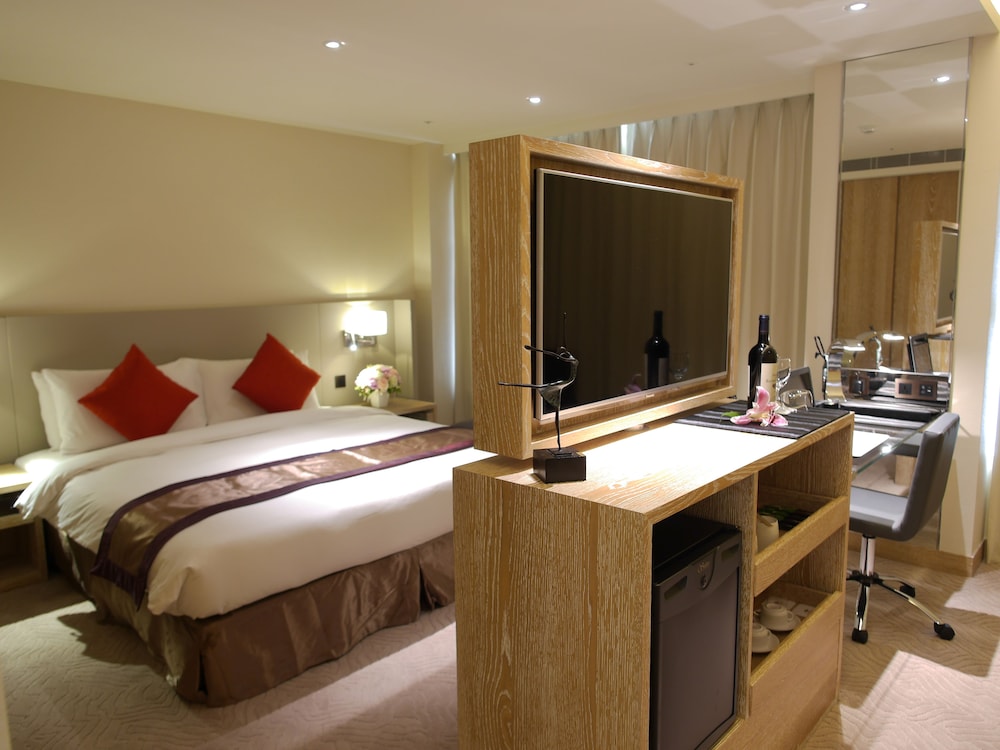 EXECUTIVE, SUITE