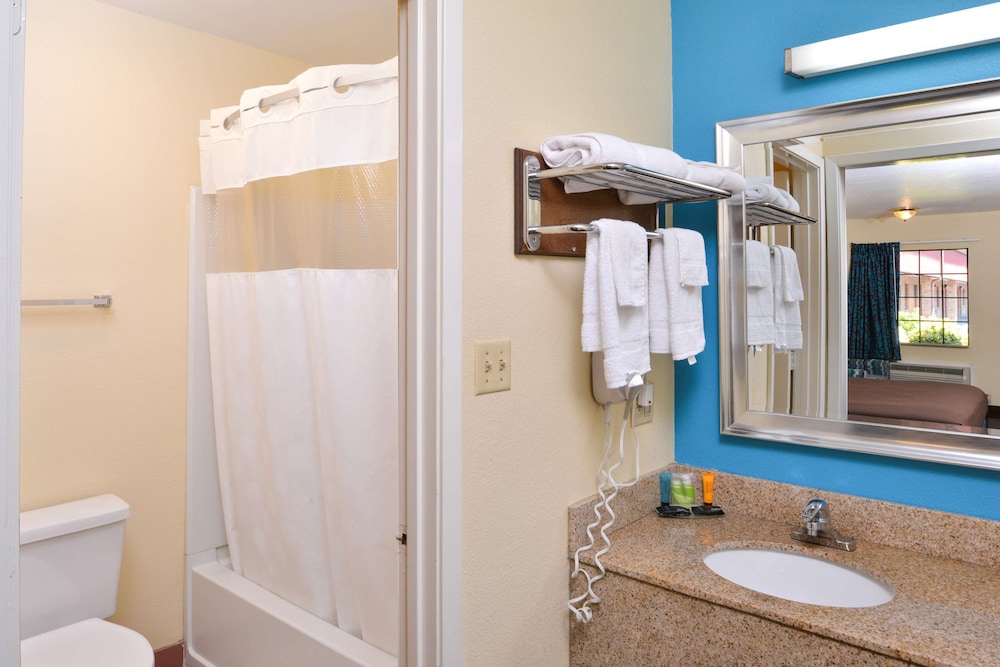 غرفة بسرير كوين للمدخنين، Americas Best Value Inn Batesville 5/5