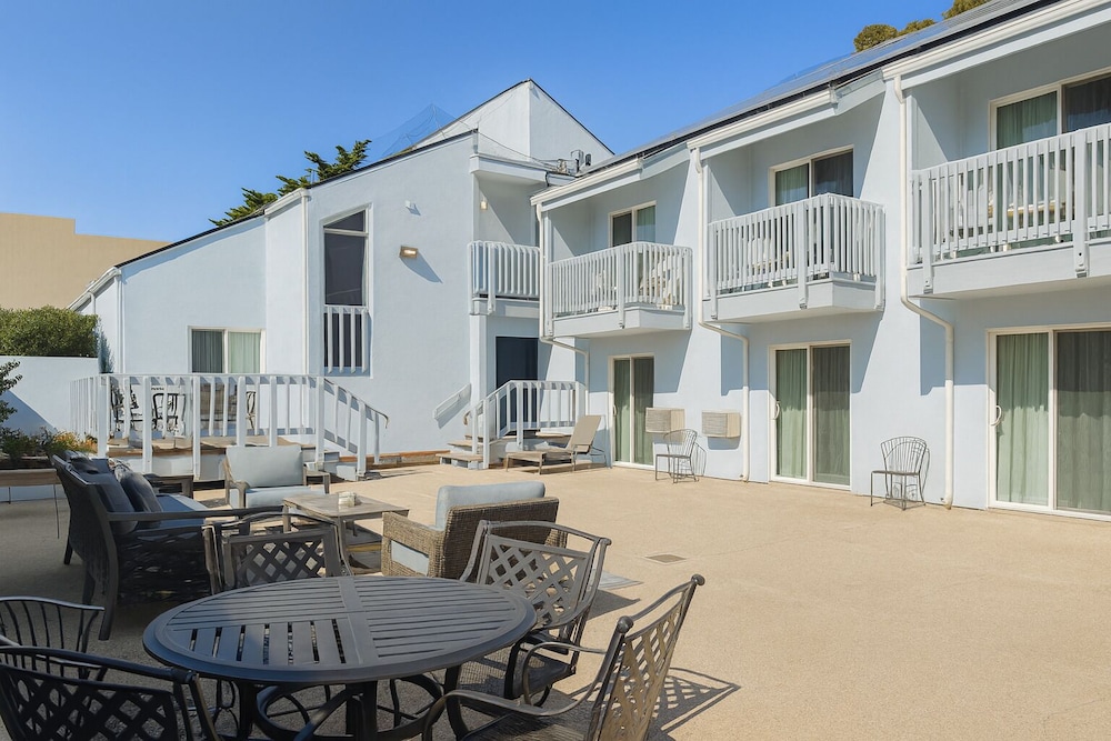 Cannery Row Inn 67/69