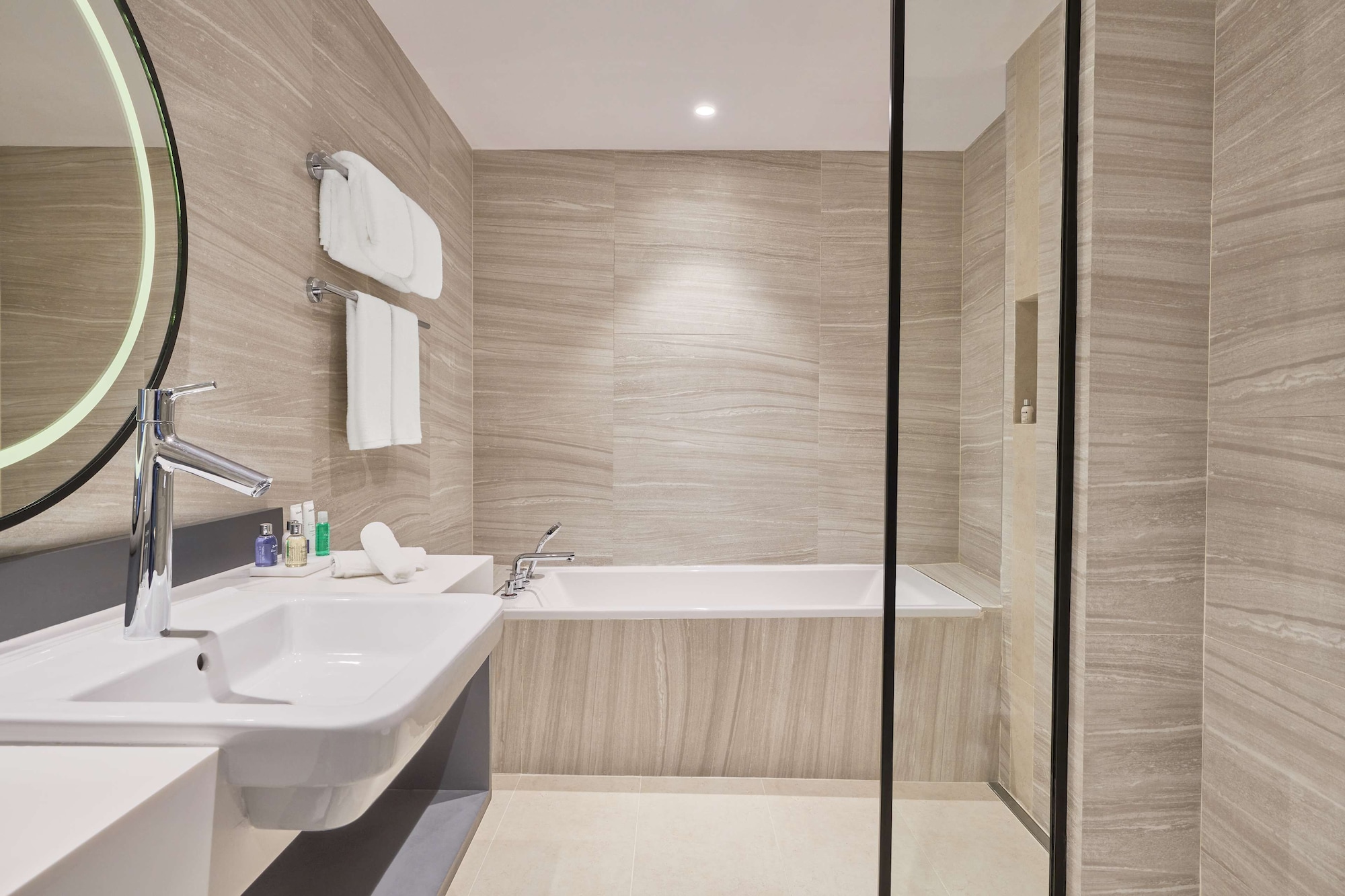 Junior Suite, King Bed, Lounge Access 4/4