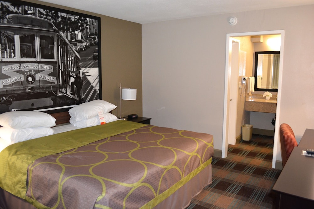 Super 8 by Wyndham Salinas 16/36