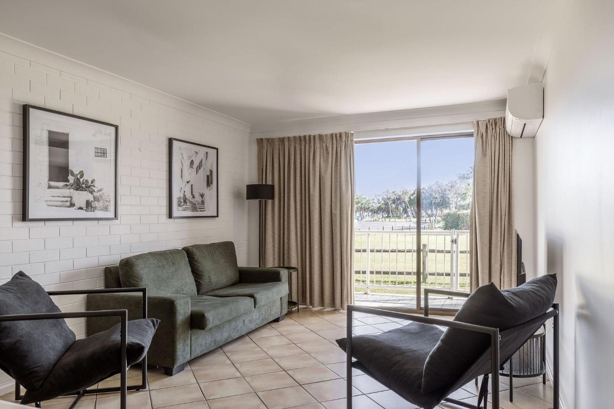 MAIN BEACH APARTMENTS 15/19