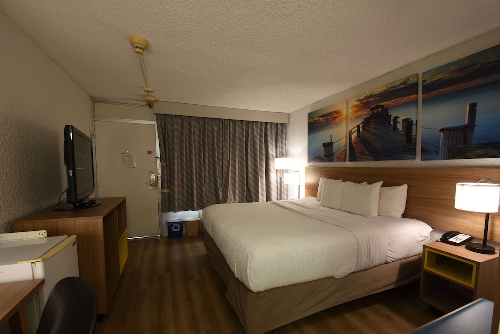Days Inn by Wyndham Stuart 28/70