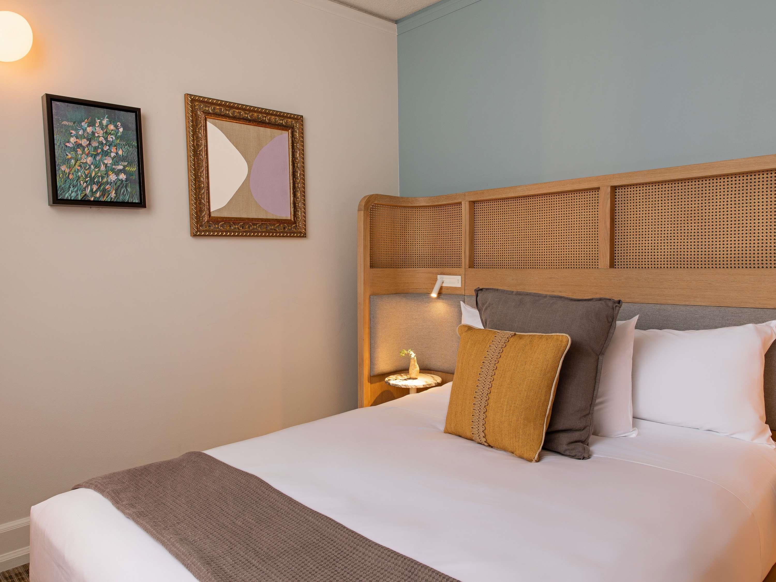 CLASSIC, QUEEN BED, CITY VIEW