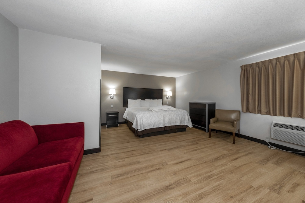 Red Roof Inn Plus Huntsville 27/33