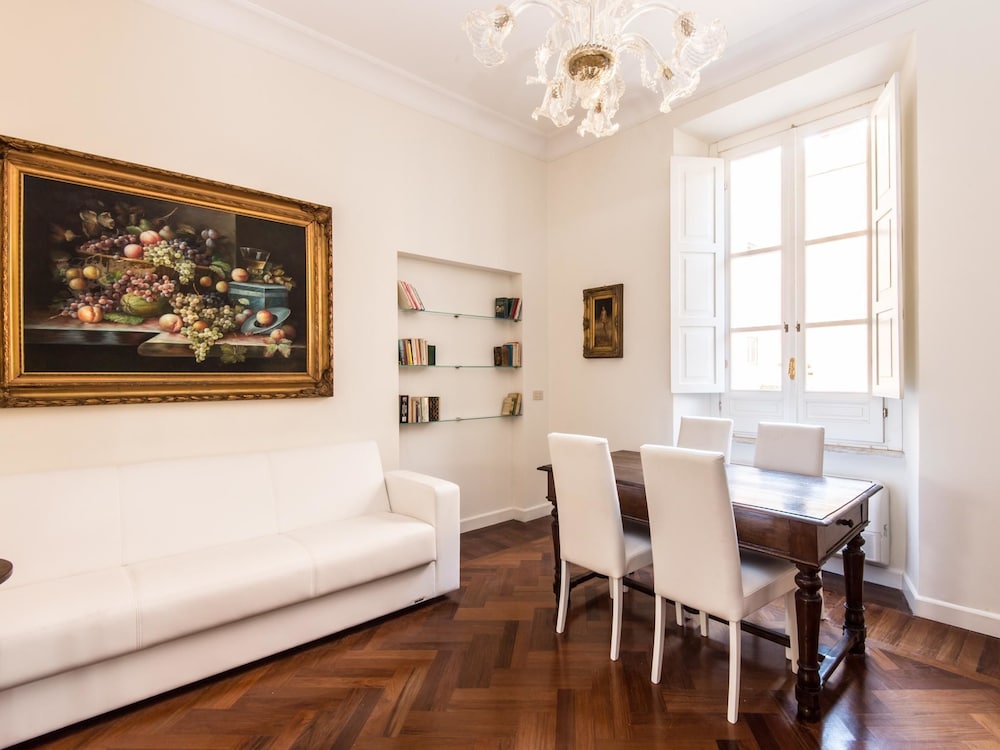 RSH Luxury Vatican Four Bedroom Apartment 22/36