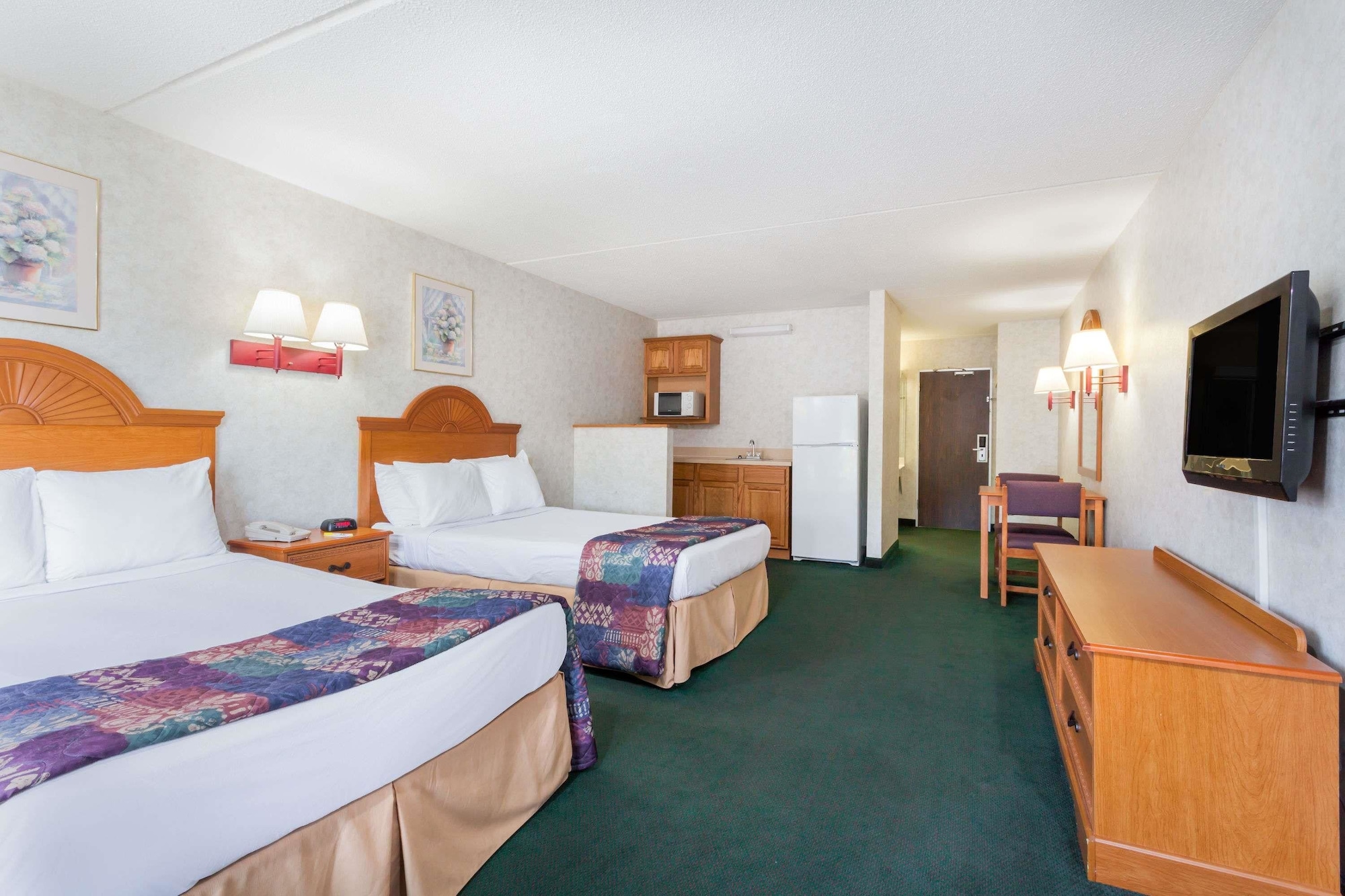 Efficiency, 2 Double Beds