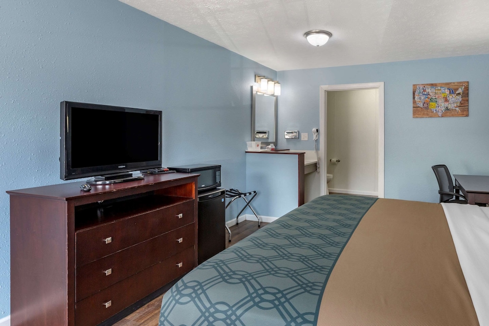 Econo Lodge Inn & Suites South 20/27