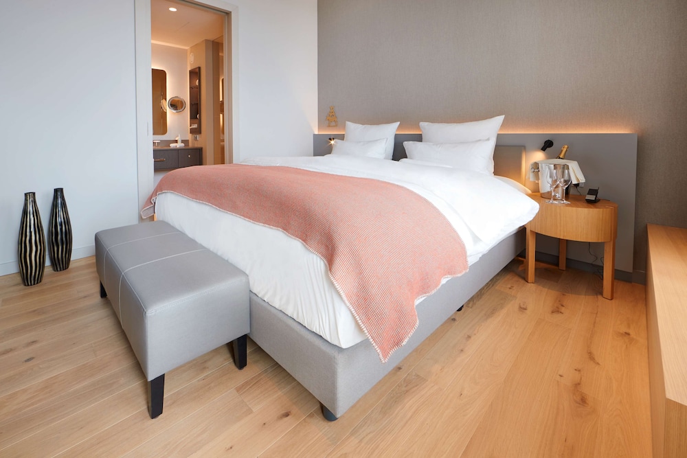 EXECUTIVE, SUITE