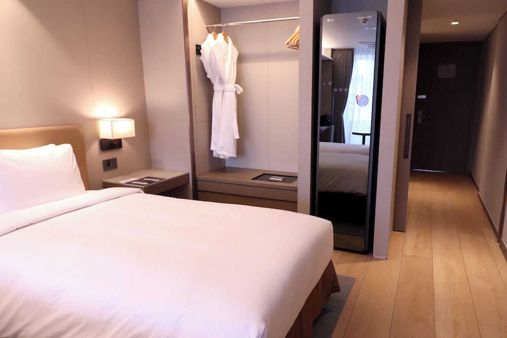Prestige, Twin Beds